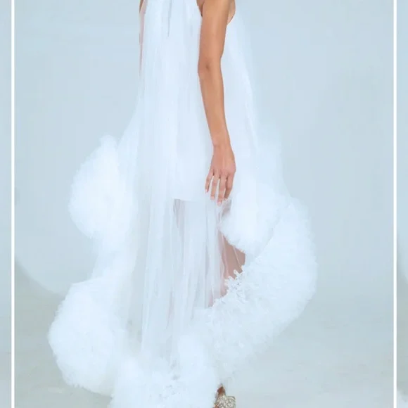 Elegant White Sleeveless Dress - Picture 6 of 7